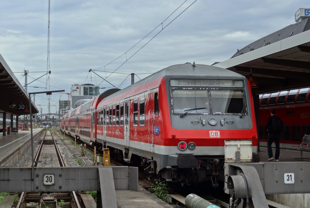 Zwei RE im Berufsverkehr fahren auf der Werdenfelsbahn noch als Lokbespannte Wendezuggarnitur. Einer davon ist der RE nach Garmisch, Abfahrt 17.09 Uhr in München Hbf.
Aufgenommen im September 2014.