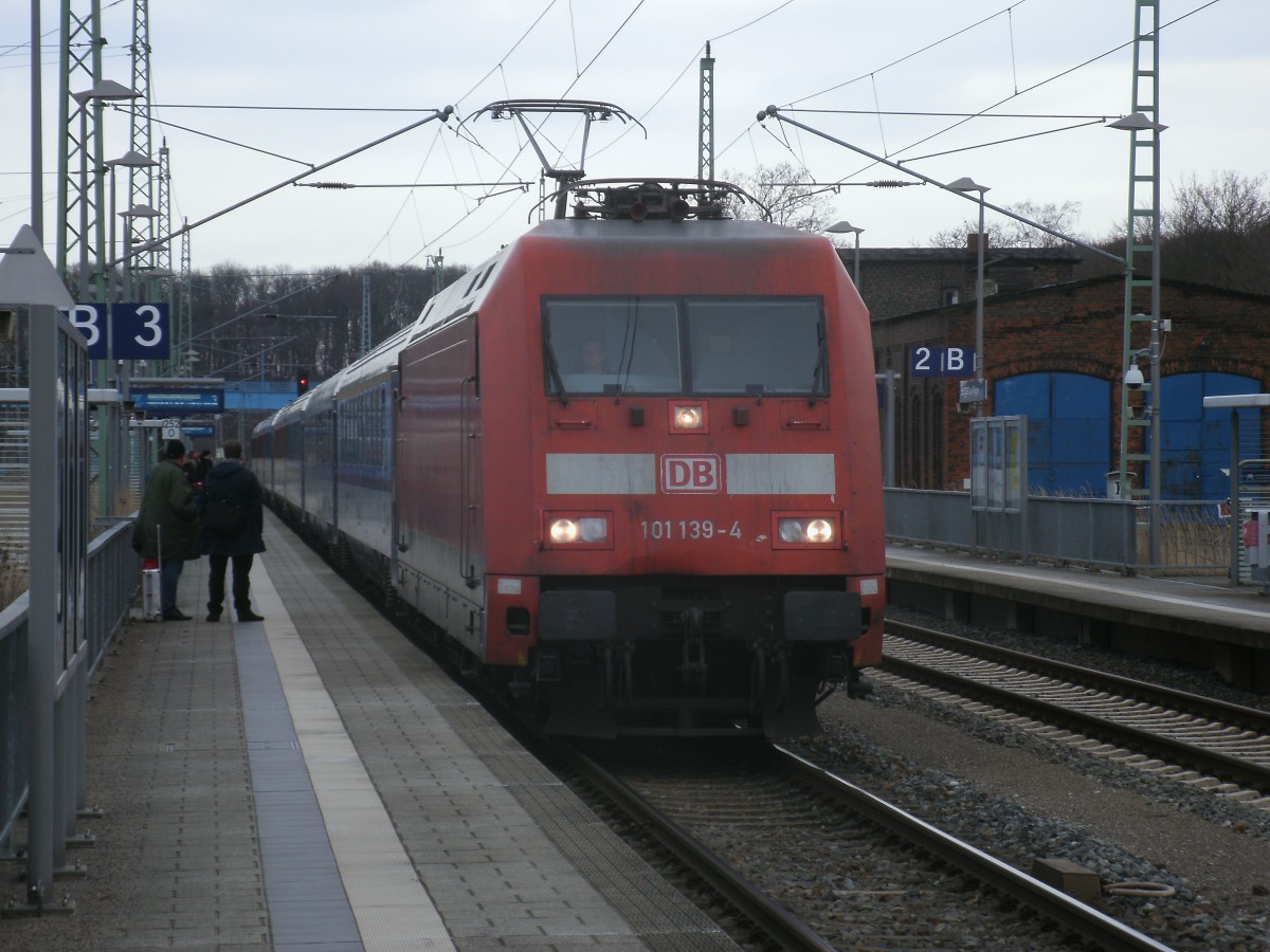 Zwei Stunden später hat 101 139 den EC 379 Binz-Brno,am 08.Februar 2014,in Bergen/Rügen am Haken.