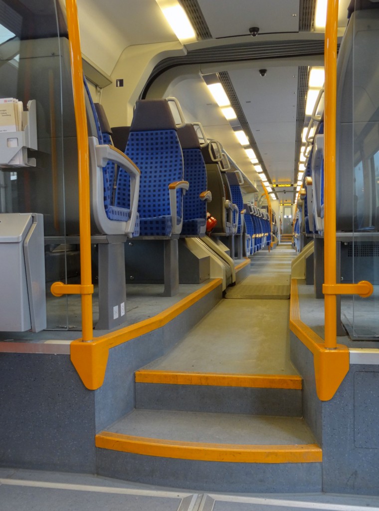 Zwei Treppenstufen mssen bewltigt werden um in die oberen Sitzbereiche des Talent2 zu gelangen.
Aufgenommen im Februar 2014.