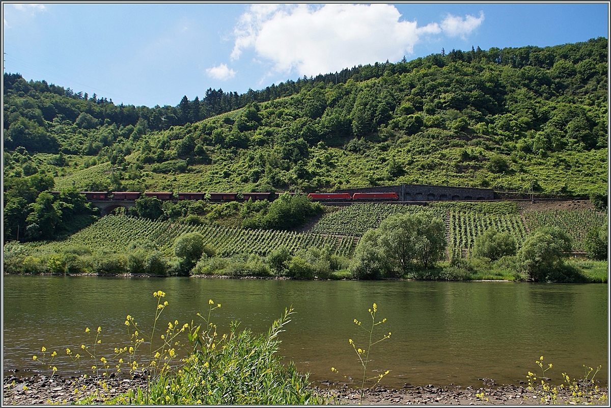Zwei unbekannte E 189 ziehen einen Erzug Richtung Koblenz. 
Nähe Püderich, den 21. Juni 2014