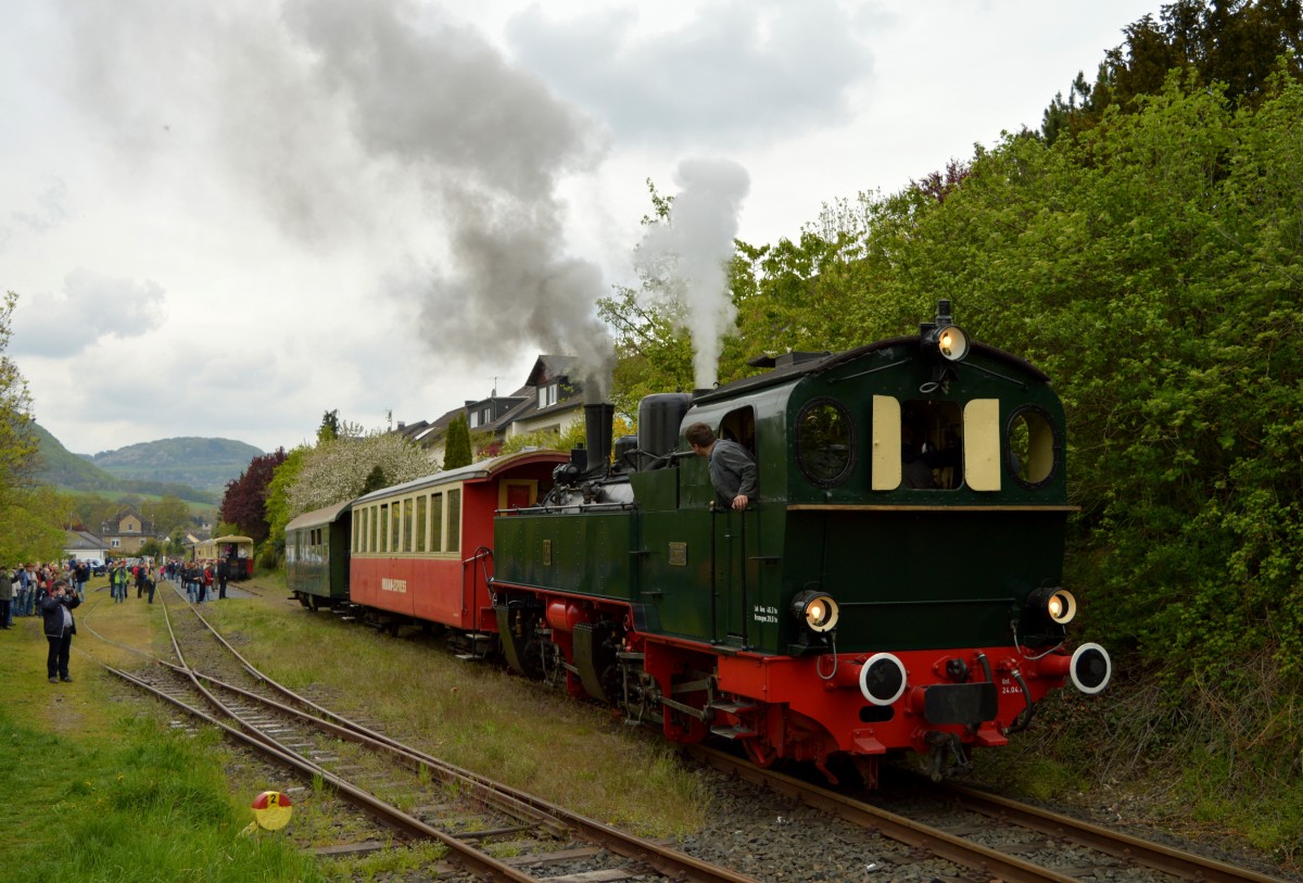 Zwei Wagen wurden an den zweiten Zug nach Brohl durch die 11sm in Oberzissen angehngt. Hier am 01.05.2015