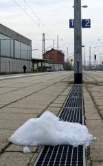 Tauwetter im Februar 2014: Nur noch Schneereste liegen auf dem Bahnsteig in Lichtenfels.