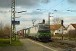 193 223 bei der Durchfahrt mit einem Güterzug durch Weiterstadt am 26.11.2015