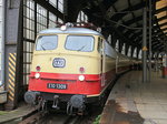 berlin/523534/e-10-1309-9180-6-113 E 10 1309 (9180 6 113 309-9 D-Train) steht am 13. Oktober 2016 mit dem Messezug der Vulkan-Eifel Bahn im Bahnhof Berlin Friedrichstrasse.