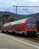 Eine Garnitur bestehend aus 3 DR-Doppelstockwagen und einer BR143 steht im Bahnhof von Saalfeld(Saale) zur Abfahrt nach Großheringen bereit.