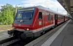 Der RE nach Aalen steht im Stuttgarter Hauptbahnhof am Gleis 16 zur Abfahrt bereit.
Aufgenommen im Juli 2014.