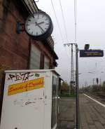 Die Fahrgastinformation und die Bahnhofsuhr von Weiterstadt am 14.Nov.2013.
Leider auch mit dem Sigkeitenautomat.