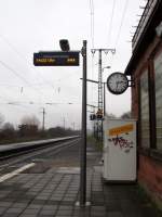 Fahrgastinformation und Bahnhofsuhr auf einem Bild.
Aufgenommen in Weiterstadt am 14.Dez.2013