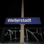 Das Bahnhofsschild vom Bahnhof Weiterstadt am 31.Dez.2013