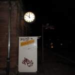 Die Bahnhofsuhr und die Fahrgastinformation im Bahnhof Weiterstadt am 31.Dez.2013