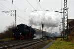 52 4867 der Historischen Eisenbahn Frankfurt durchfhrt mit einem Sonderzug zum Weihnachtsmarkt nach Rdesheim den Bahnhof Weiterstadt am 13.12.2014