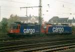 Zwei SBB Cargo Loks im Bahnhof Worms im Herbst.2009