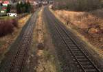 Zwei Streckengleise nebeneinander.
Das linke Gleis wird nicht mehr befahren.Es fhrte nach Gotha.
Das rechte Gleis fhrt in Richtung Oberhof.
Blick Richtung Grfenroda am 11.Jan.2014
