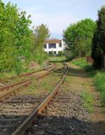 Dieses Gleis führte früher nach Barchfeld.Heute führt das Gleis noch zum Kieswerk.
Das Gleis links und die Weiche wurden bestimmt seit der Stilllegung der Strecke Immelborn-Barchfeld nicht mehr benutzt.Aufgenommen am 19.April.2014