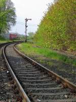 Blick ri Eisenach und Signal F.Dieses Signal wird auch noch nach der Stilllegung der Strecke Immelborn-Barchfeld benutzt.Das Signal dient für die Züge die vom Kieswerk kommen oder wenn das berühmte Plandampfwochenende im Werratal ist.Aufgenommen am 19.April.2014