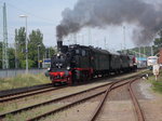 Die Schweriner 91 134 und am Schluß die MTEG 112 703,am 21.Mai 2016,als plamäßigen RE nach Lauterbach Mole bei der Ausfahrt aus Bergen/Rügen.