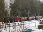 Ein Zug der Harzer Schmalspur Bahn mit Zuglok 99 6001 steht im Bahnhof von Alexisbad bei leichtem Schneefall am 31.