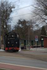 99 1777-4  mit dem Frhzug auf der Kreuzung Meiner Str. in Radebeul am 17.3.2014. 06.57 Uhr.
