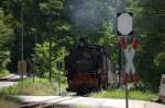99 1777-4 mit einem planmigen Personenzug kurz vor dem Haltepunkt Friedewald Haltepunkt.
25.05.2014  13:14 Uhr. 