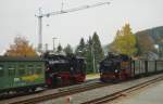 Zugkreuzung in Neudorf am 25.10.2015 zwischen dem P 1002, der mit 99 1772-5 bespannt war, und der 99 1793-1 mit dem DR-Zug.