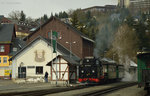 99 1793-1 stand mit P 1002 am Bahnsteig in Oberwiesenthal am 30.03.2016