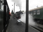 br-9979917/527048/lok-12-99-787-der-soeg Lok 12 (99 787 der SOEG) rangiert am 30.09.2016 in Benndorf an den Zug.