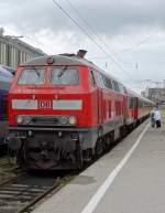 218-466 hat soeben einen RE in den Münchener Hauptbahnhof gebracht.