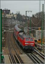 Die DB V 218 439-8 schiebt kurz nach Ulm ihren IRE von Lindau nach Stuttgart.