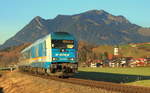Ein ALEX von München nach Oberstdorf ist südlich von Altstädten im Allgäu unterwegs.
Aufgenommen im Dezember 2016.