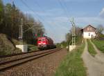 233 217 brachte am 23.04.14 Eisenbahn Schwellen nach Oelsnitz/V. Hier zusehen in Röttis/V. 