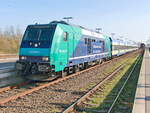 br-245-traxx-3-p160-de-me/609851/245-209-2-mit-einem-re-im 245 209-2 mit einem RE im Bahnhof Niebüll am 18. April 2018. 