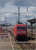 Die DB E 101 032-1 erreicht mit dem IC  Schwarzwald  Karlsruhe Hbf.