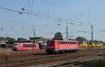 103 101-2 (links) im Eisenbahnmuseum abgestellt wurde am 04.07.2015 von 140 214 passiert in Darmstadt-Kranichstein.