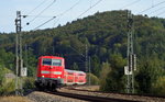 Ein RE von München nach Treuchtlingen durchfährt das Altmühltal zwischen Dollnstein und Solnhofen.
Aufgenommen am 1. Oktober 2016.
