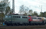 140 438 und 140 856 der BayernBahn fuhren am 06.04.2016 im Doppel mit dem Henkelzug durch Darmstadt-Kranichstein.