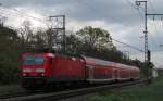 143 242 mit ihrem Personenzug zwischen Darmstadt und Weiterstadt am 14.Apr.2014