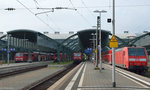 br-143-dr-243/500643/vier-zuege-auf-einem-bild-146 Vier Züge auf einem Bild. 146 004 (rechts) mit der RB 60 nach Heidelberg, 143 107 (mitte Rechts) mit der RB 75 nach Wiesbaden, 114 037 (mitte links) mit der RB 75 nach Aschaffenburg und 111 104 (links) mit der RB 60 nach Frankfurt am 05.06.2016 in Darmstadt Hbf.