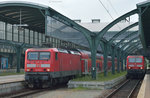 114 037 (links) bei der Ausfahrt mit der RB 75 nach Aschaffenburg aus Darmstadt Hbf am 05.06.2016. Rechts steht 143 107 mit der RB 75 nach Wiesbaden.
