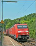 Die DB 152 104-6 mit einem Güterzug in Istein.