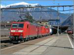 Zwei DB 185 sind mit ihrem Güterzug in Bellinzona eingetroffen.