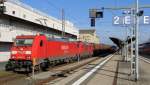 br-185-traxx-ac1ac2/336947/185-267-legt-mit-einer-schwesterlok-und 185-267 legt mit einer Schwesterlok und einem Güterzug einen Zwischenstopp in Bamberg ein.
Aufgenommen im April 2014.