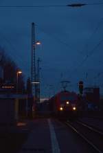 br-185-traxx-ac1ac2/481745/185-347-2-durchfuhr-am-abend-des 185 347-2 durchfuhr am Abend des 23.01 2016 den Bahnhof Darmstadt-Kranichstein mit einem Güterzug.