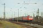 br-185-traxx-ac1ac2/481762/185-182-3-bei-der-einfahrt-in 185 182-3 bei der Einfahrt in Darmstadt Hbf am 06.02.2016 mit einem Güterzug.