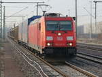 br-185-traxx-ac1ac2/602391/185-231-8-mit-einem-gueterzug-im 185 231-8 mit einem Güterzug im Hauptbahnhof von Magdeburg am 17. Februar 2018.