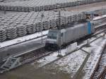 br-186-traxx-f140-msms2/405204/railpool-186-147-hat-bei-eisiger Railpool 186 147 hat bei Eisiger Kälte,am 07.Februar 2015,in Mukran beide Stromabnehmer angelegt.