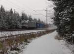 193 804 mit einem Containerzug zu sehen in Drochaus/V. im ersten Schnee in diesem Winter am 02.12.14.