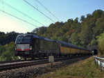 br-193-siemens-vectronx4e/525353/eine-vectorn-lok-zieht-ihren-gueterzug Eine Vectorn Lok zieht ihren Güterzug durchs Altmühltal. Gerade hat der Zug den Esslinger Tunnel zwischen Dollnstein und Solnhofen verlassen.
Aufgenommen am 1. Oktober 2016.