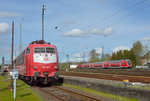 Orientrot trifft DB-Rot. 103 101-2 die mittlerweile in neuem Glanz erstrahlt wurde von der RB 75 nach Aschaffenburg am 16.04.2016 passiert.