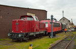 V122 (265 602) zog am 23.04.2016 die 103 101-2 und einen Packwagen über das Gelände des Eisenbahnmuseum Darmstadt-Kranichstein