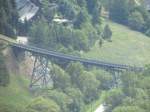 fichtelbergbahn/287441/das-huettenbachviadukt-kurz-vor-oberwiesenthal-am Das Httenbachviadukt kurz vor Oberwiesenthal am 15.Juli.2013 aus der Schwebebahn gesehen